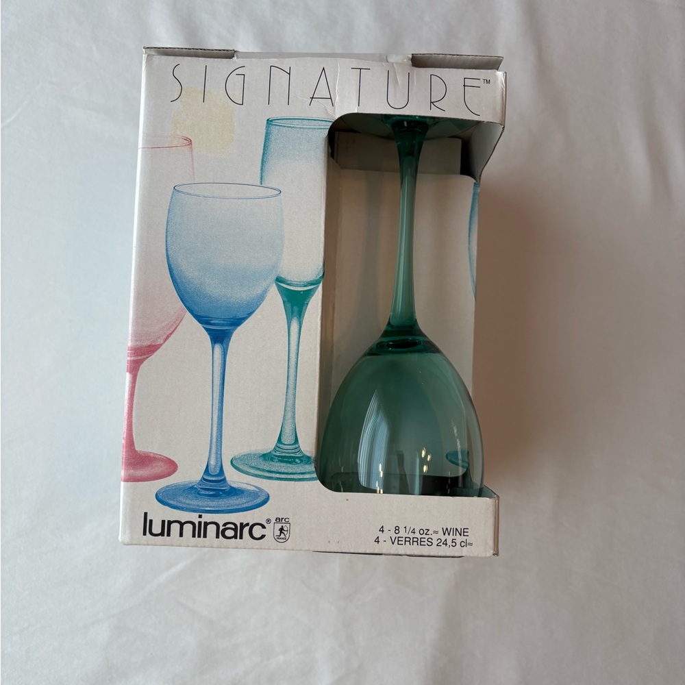 Vintage Luminarc signature Wine Glasses in their original box 4 pack
